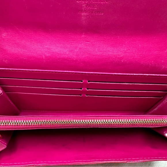 Authentic Louis Vuitton Wallet includes off brand chain - Picture 3 of 4